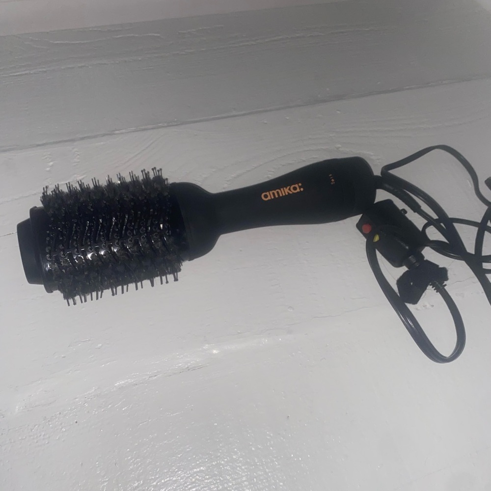 amika: hair blow dry brush 2.0
2-in-1 hair styling tool
